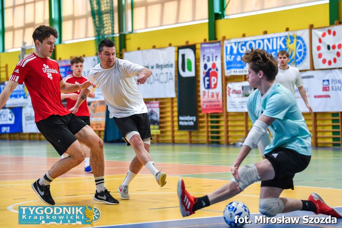 Mecz Ligi Futsalu Tygodnika – zawodnicy walczą o piłkę, emocje na trybunach hali sportowej