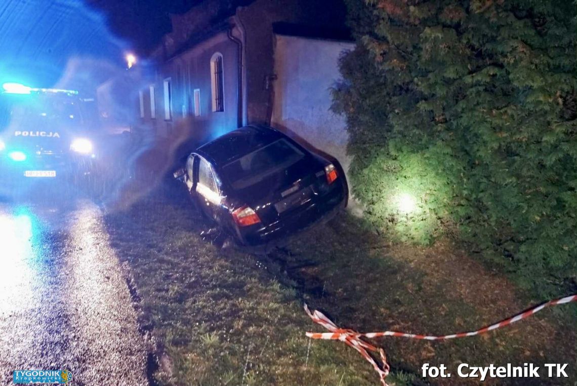 Na zdjęciu Rozbite samochody marki Audi po nocnym wypadku na ulicy Szkolnej w Dziedzicach