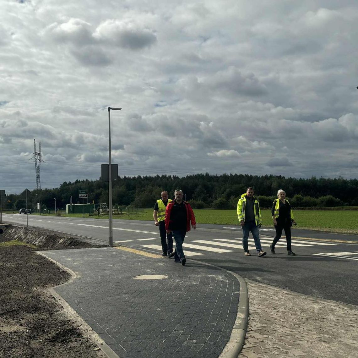 Nowo wyremontowany odcinek drogi powiatowej nr 1443O między Zdzieszowicami a Żyrową z poszerzoną jezdnią i ścieżką pieszo–rowerową.