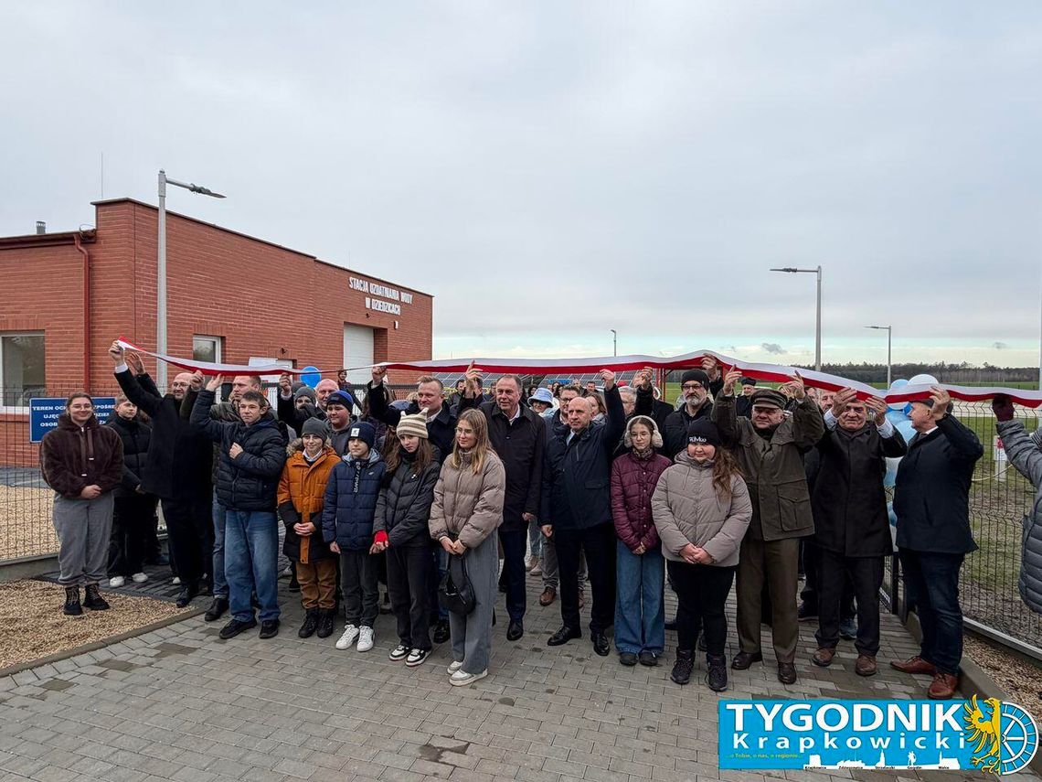 Nowoczesna stacja uzdatniania wody w Smolarni podczas ceremonii otwarcia z udziałem samorządowców.