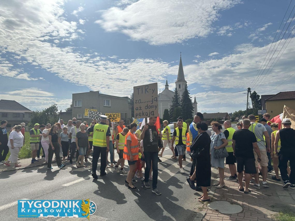 Mieszkańcy Obrowca blokują przejście dla pieszych na drodze wojewódzkiej 423 w ramach protestu przeciwko złemu stanowi nawierzchni.