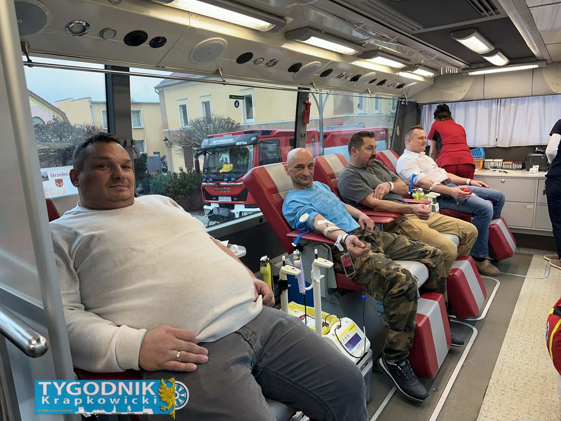 Mieszkańcy i strażacy z OSP Strzeleczki podczas XIII akcji honorowego krwiodawstwa, oddają krew przed Urzędem Miejskim.