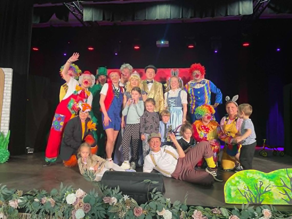 Nauczyciele i rodzice na scenie podczas spektaklu Pinokio w Gogolinie, występ dla dzieci i mieszkańców.