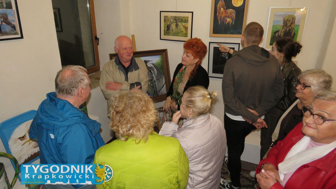 Obrazy Czesławy Szlązak prezentowane podczas wernisażu wystawy „Pod strzechą malowane” w Galerii Studnia w Krapkowicach