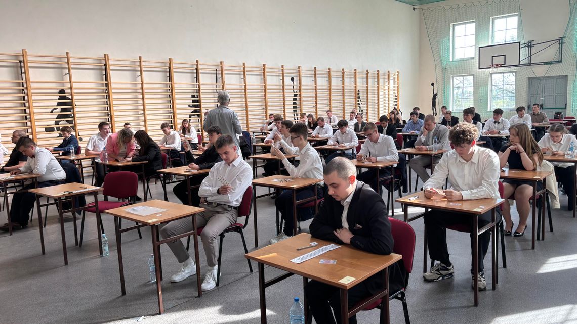 Uczniowie ZSZ w Krapkowicach przed wejściem na egzamin maturalny