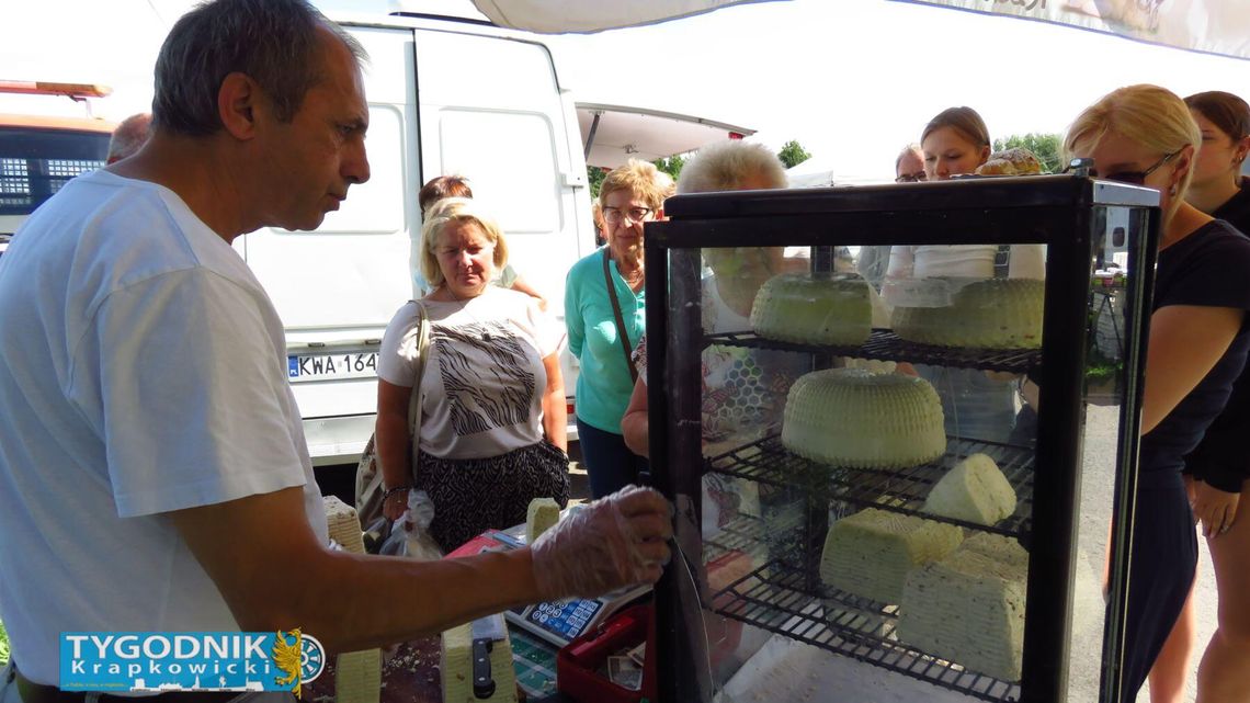 Stoiska z lokalnymi produktami na Straganku w Krapkowicach – sery, przetwory i wypieki