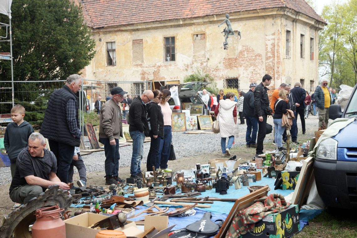 Stoiska z antykami i starociami ustawione na dziedzińcu Pałacu Rozkochów podczas giełdy staroci