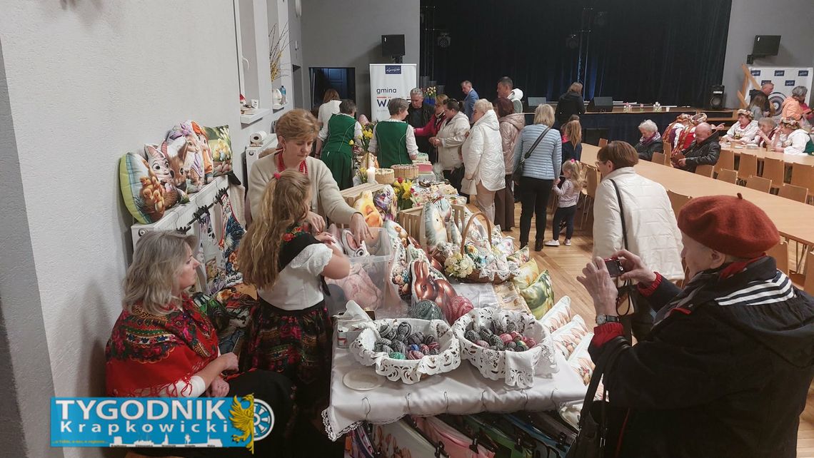 Tradycyjny stół wielkanocny w Walcach z potrawami, pisankami i świątecznymi dekoracjami.