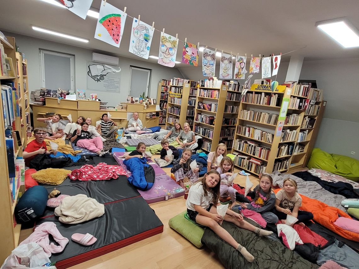 Na zdjęciu Dzieci podczas piżama party w bibliotece w Strzeleczkach – noc pełna książek i zabawy