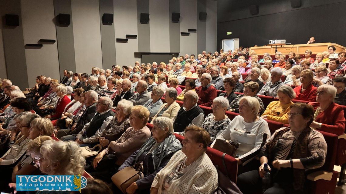 na zdjęciu Seniorzy uczestniczący w obchodach Światowego Miesiąca Seniora w Krapkowickim Domu Kultury.jpeg