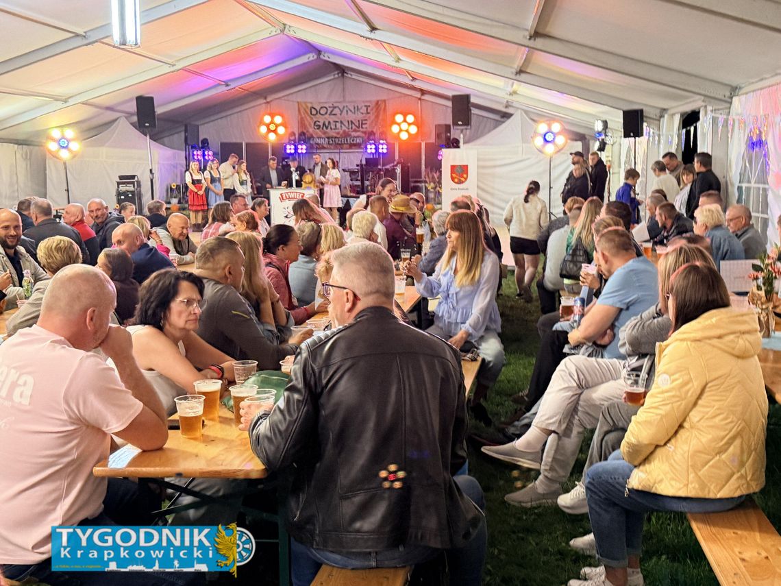 Odszpuntowanie pierwszej beczki podczas Oktoberfestu rozpoczynającego dożynki w Mosznej