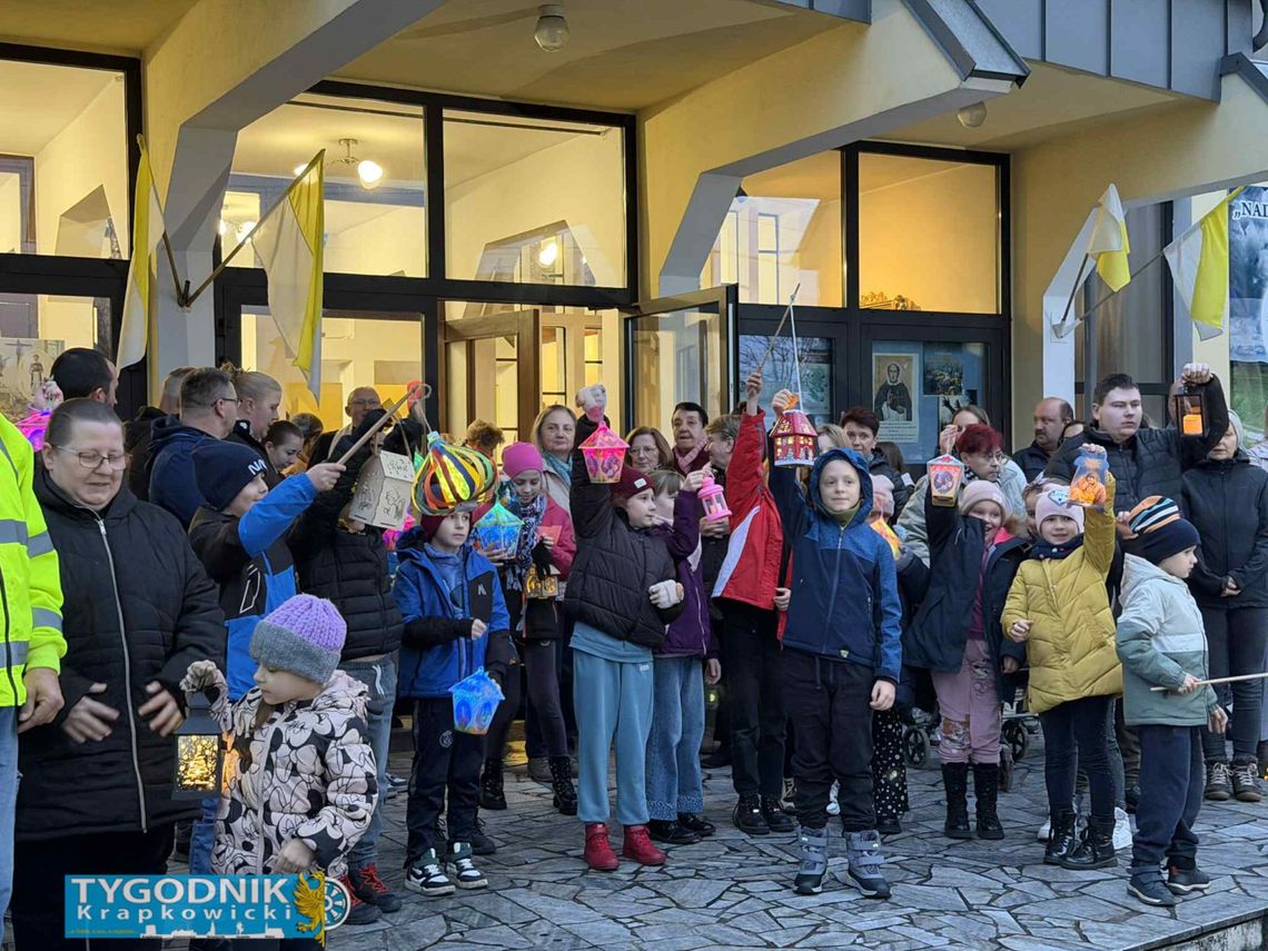 Na zdjęciu Pochód mieszkańców Górażdży z latarenkami i postacią Świętego Marcina na koniu podczas obchodów 11 listopada 2025.