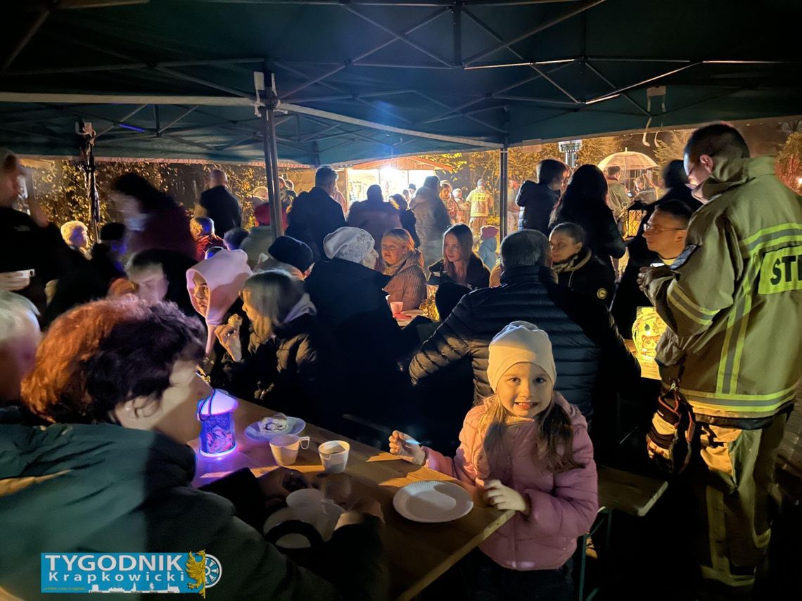 nA ZDJĘCIU mieszkańcy ze św. Marcinem na koniu podczas obchodów w Choruli – mieszkańcy z lampionami świętują wspólnie przy ognisku.