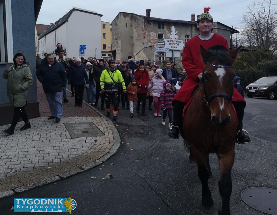 Na zdjęciu Święty Marcin na koniu prowadzi kolorowy korowód przez rynek w Krapkowicach podczas obchodów Dnia Świętego Marcina 2025