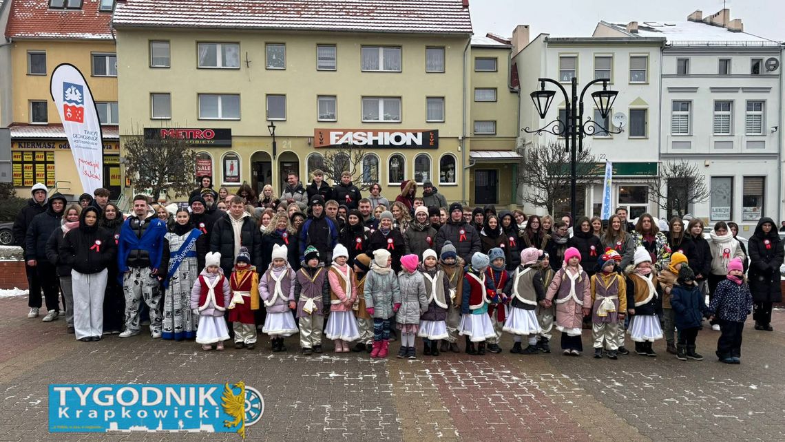 Maturzyści z Krapkowic i Zdzieszowic tańczący poloneza na Rynku w Krapkowicach podczas wydarzenia przed maturą 2026. Polonez Tygodnik Krapkowicki Powiat Krapkowicki