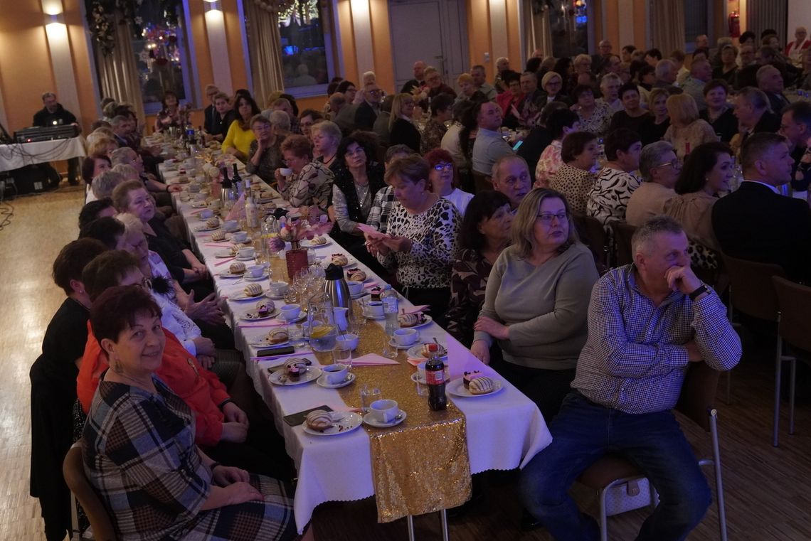 Zespół Muzyka z Familoka podczas biesiady z okazji Tłustego Czwartku w Gminnym Centrum Kultury w Gogolinie – publiczność śpiewa razem z artystami.