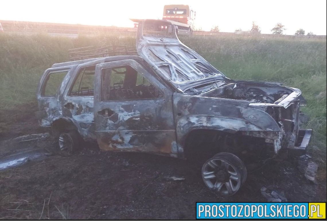 Toyota spłonęła na poboczu autostrady A4 nocą, akcja gaśnicza straży pożarnej