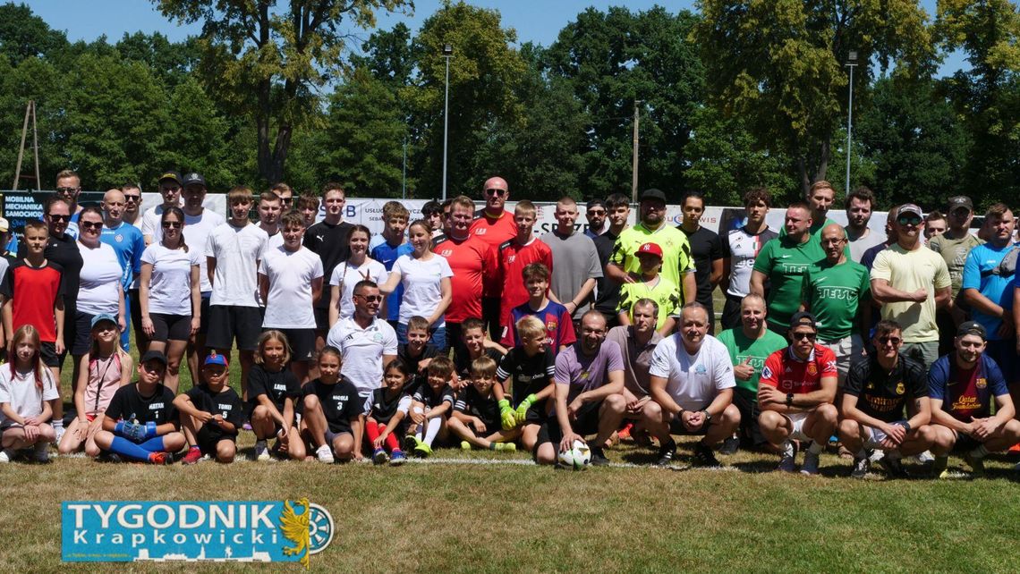 [ZDJĘCIA] Turniej Rzutów Karnych 2025 w Obrowcu. Piłkarskie emocje po raz 14. i triumf DrinkTeam