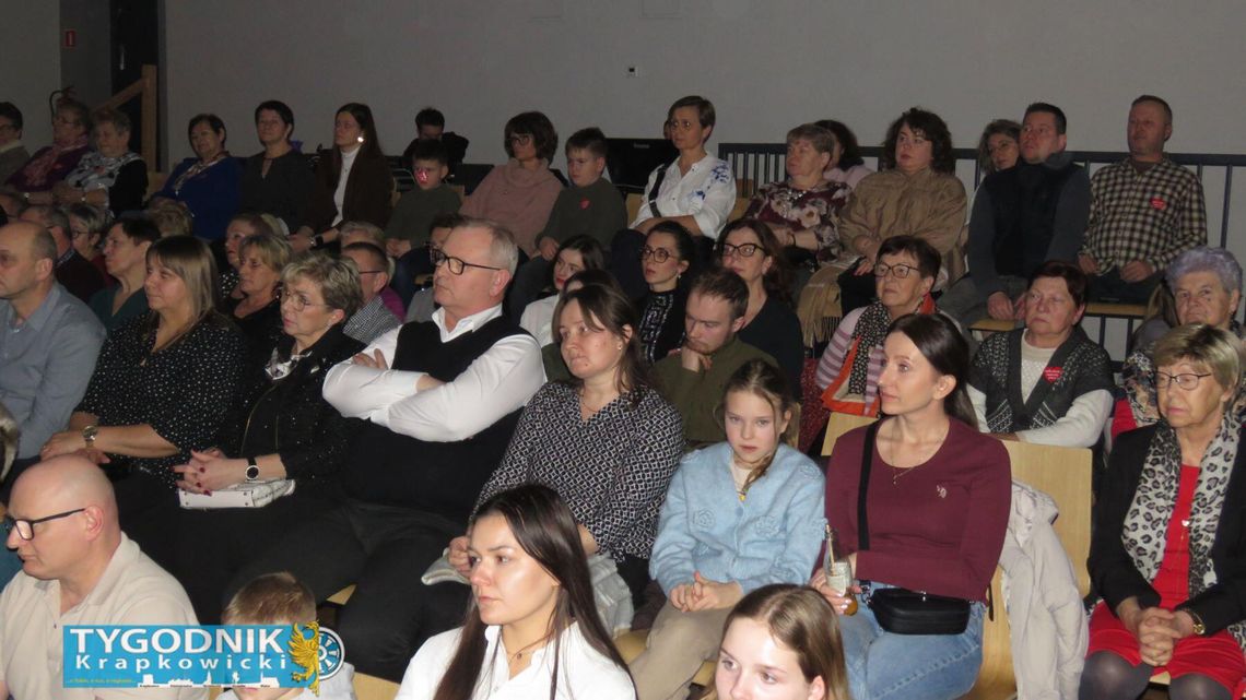 Koncert noworoczny w Centrum Kultury i Czytelnictwa w Walcach – Bialska Orkiestra Dęta, tancerze i publiczność Dominika Bassek Pani Prowadząca.