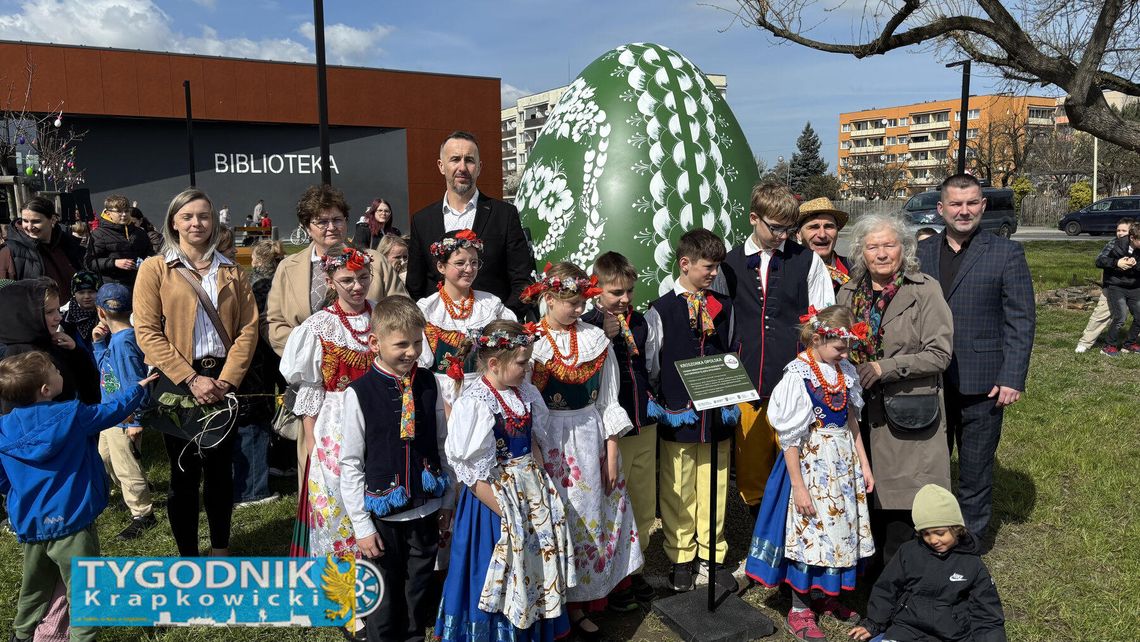 Wielkanocna kroszonka odsłonięta na placu przy bibliotece w Zdzieszowicach podczas wydarzenia z udziałem mieszkańców i zespołów folklorystycznych