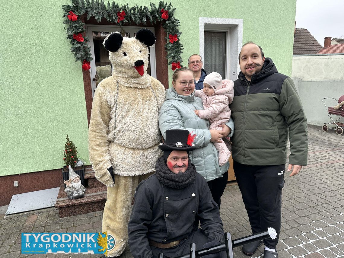 Korowód Wodzenia Niedźwiedzia przechodzący ulicami Dobrej w gminie Strzeleczki OSP Dobra