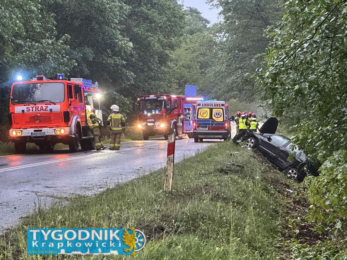 [ZDJĘCIA] Wypadek na DW 414 pod Smolarnią: trzy auta rozbite, LPR zabrał ranną do szpitala