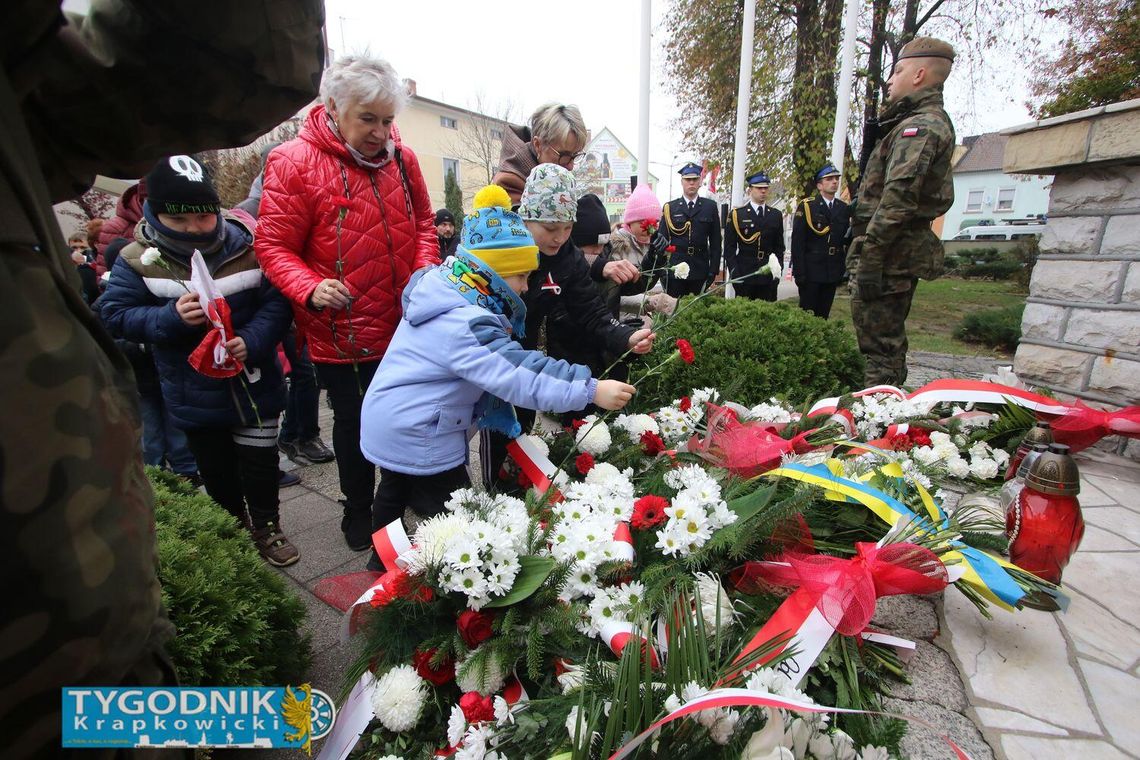 [ZDJĘCIA] Z hymnem w sercu i kwiatem w dłoni: krapkowickie obchody Święta Niepodległości!