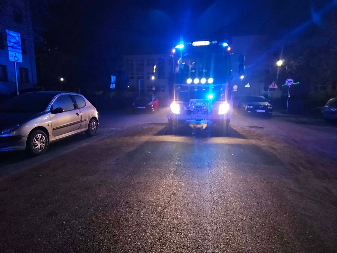 Na zdjęciu Nocna akcja straży pożarnej podczas pożaru piwnicy przy ul. Korfantego w Zdzieszowicach