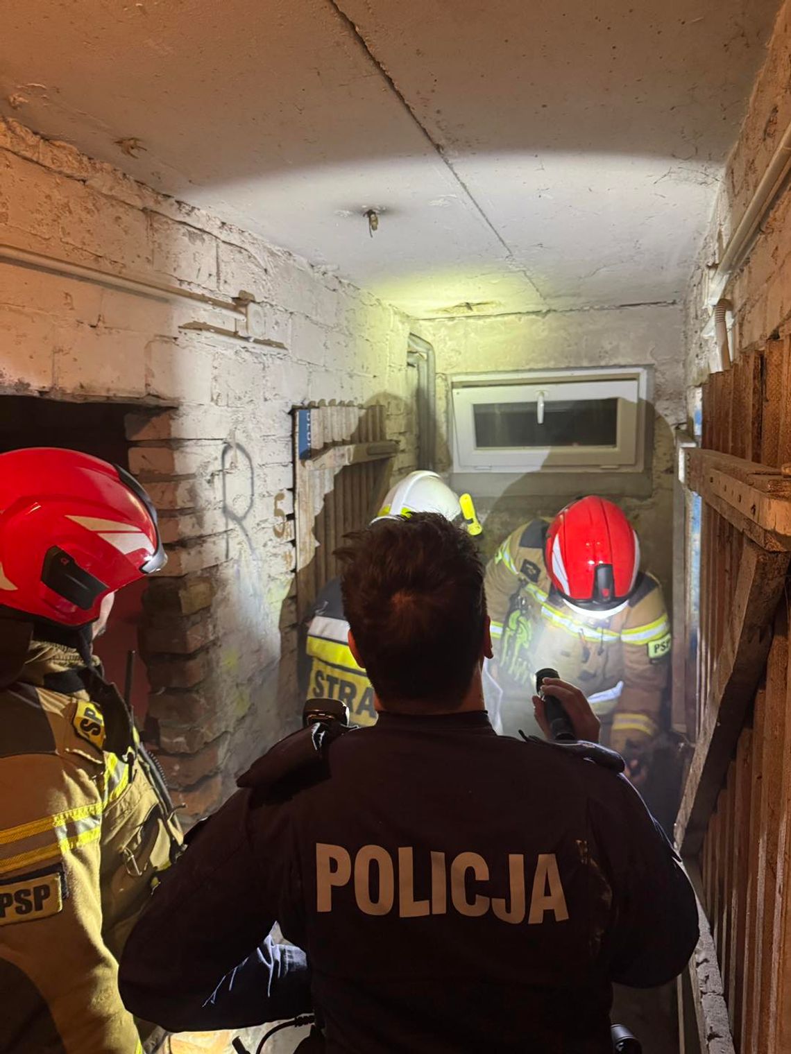 Strażacy OSP Żyrowa i PSP Krapkowice podczas nocnej interwencji przy zadymieniu budynku w Zdzieszowicach.