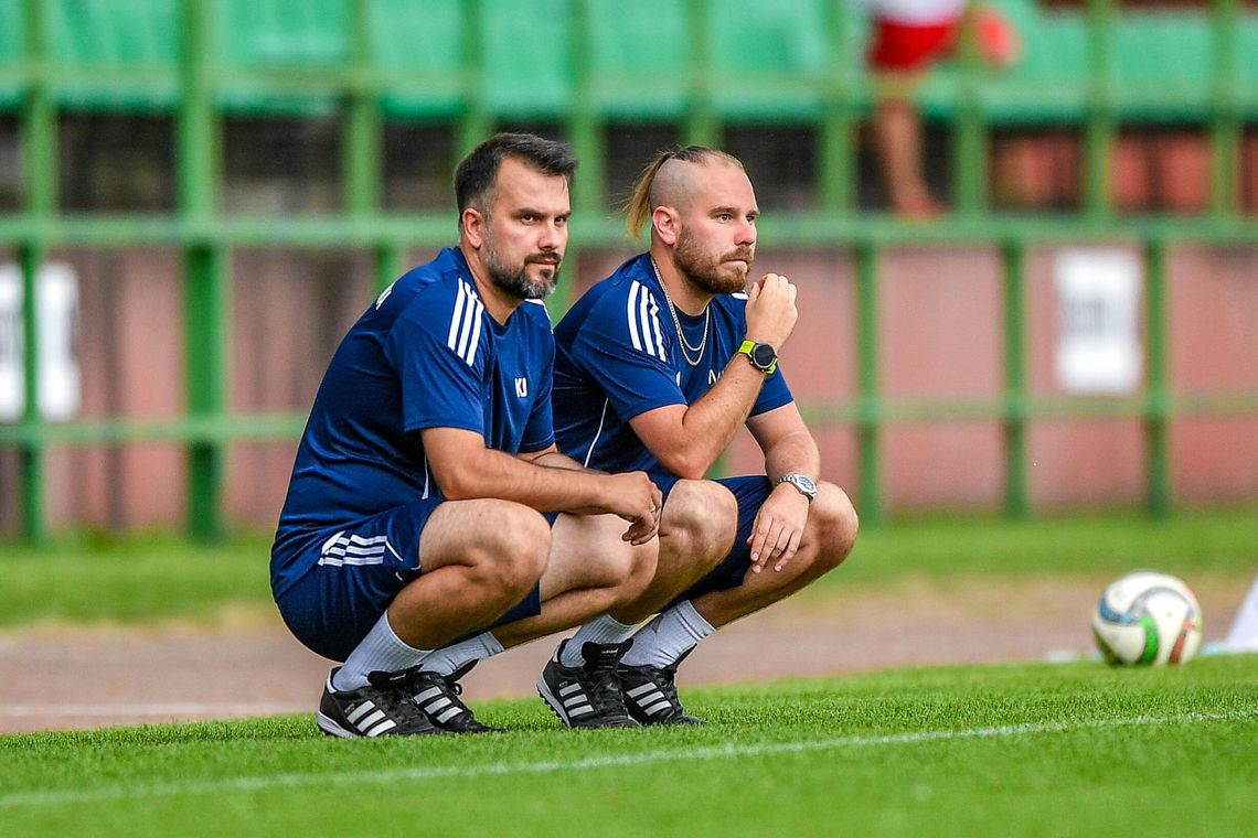 Zdzieszowice zatrzymane, Victoria z punktem, Gogolin rozbity u siebie. Trzecia kolejka BS IV ligi pełna zwrotów Piłkarze Ruchu Zdzieszowice i Domaszowic walczą o piłkę podczas bezbramkowego meczu trzeciej kolejki BS IV ligi.
