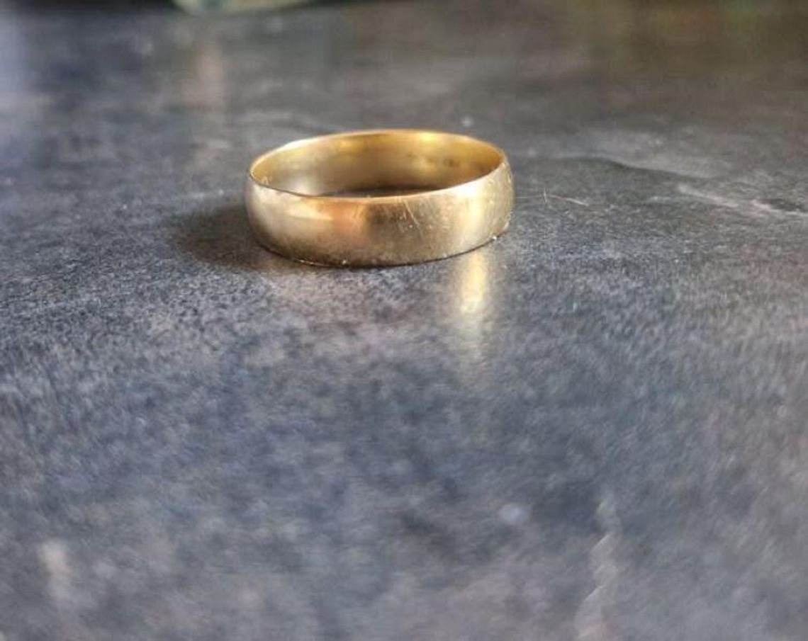 Złota obrączka zgubiona podczas spaceru w Krapkowicach na trasie między osiedlem XXX-lecia a Starostwem Powiatowym