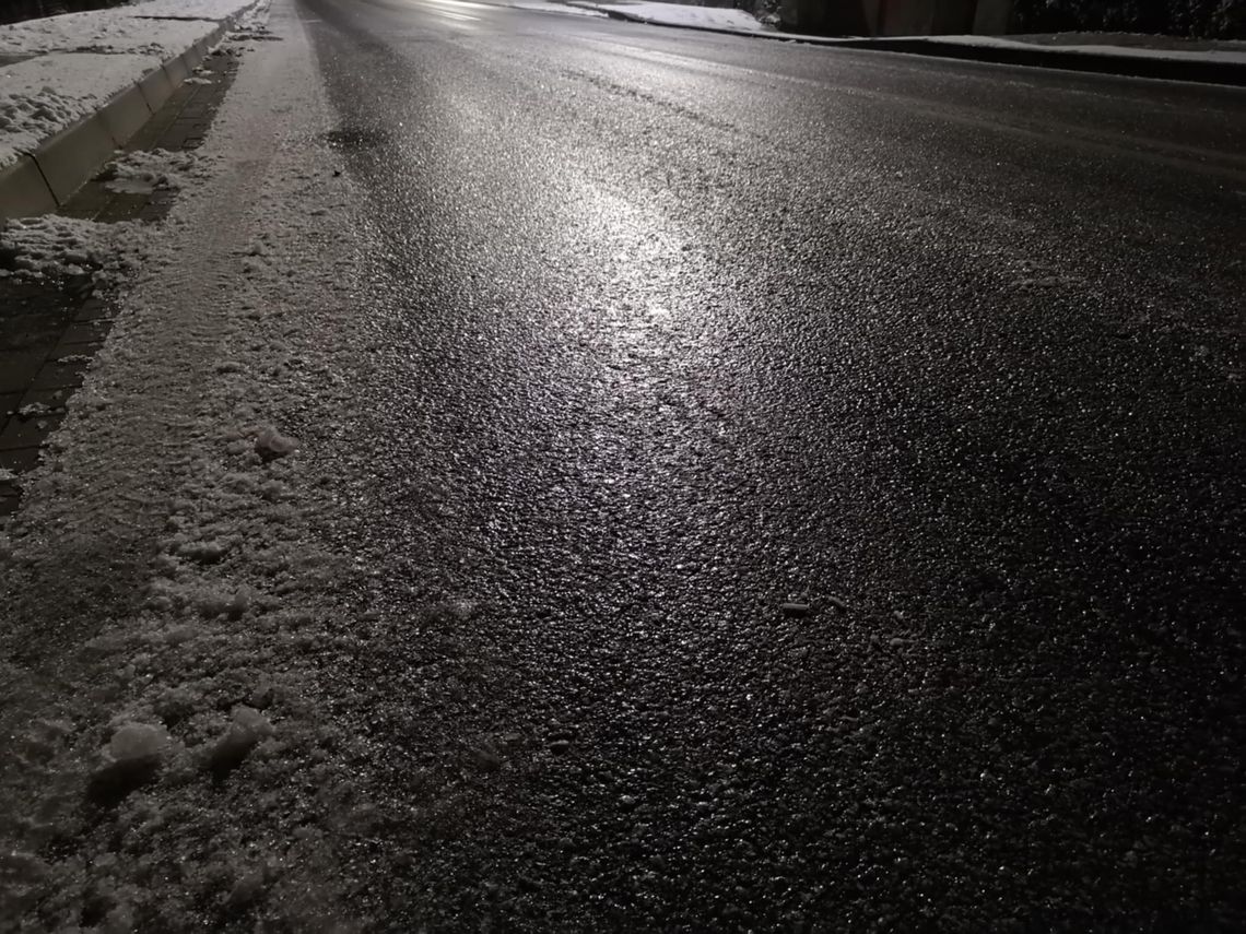 Zimowa aura dotarła do regionu. Na niektórych odcinkach dróg tworzy się „szklanka”