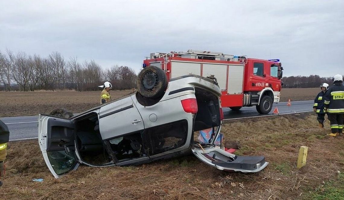 Zjechał z jezdni, dachował i wylądował w przydrożnym rowie