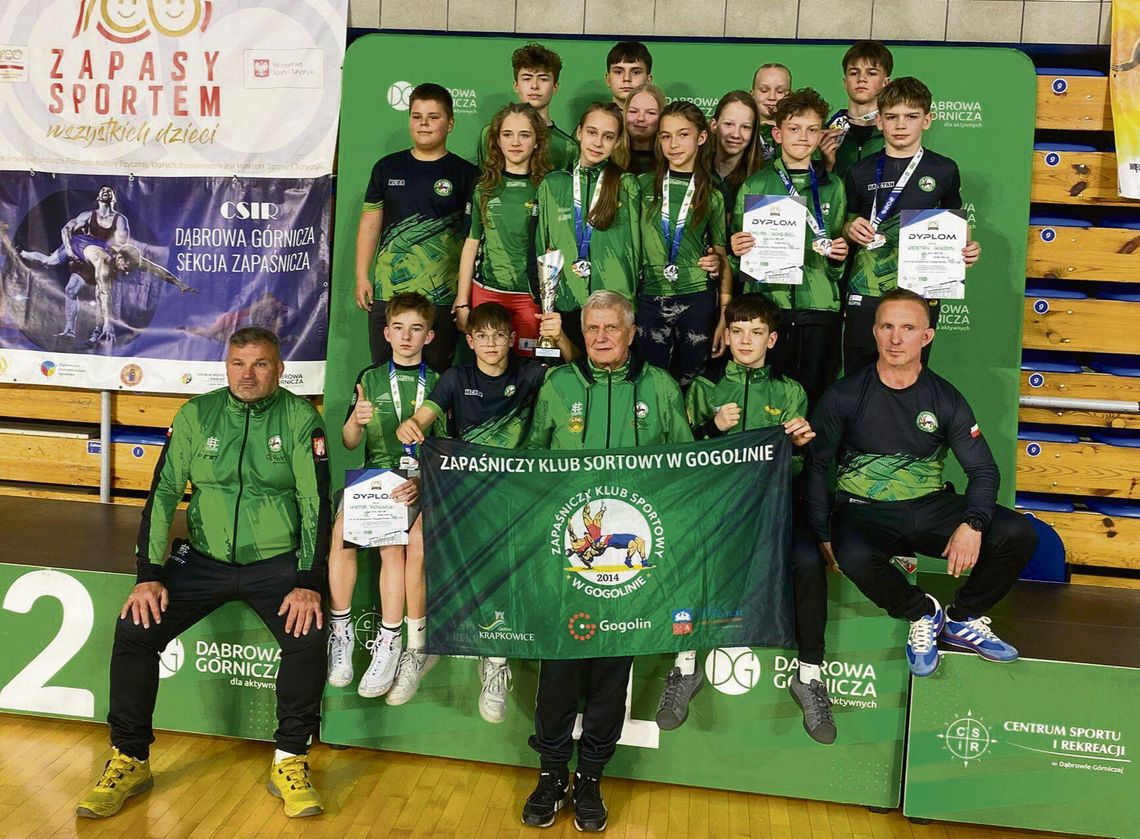 Młodzi zapaśnicy ZKS Gogolin pozują z medalami zdobytymi na Międzywojewódzkich Mistrzostwach Regionu B