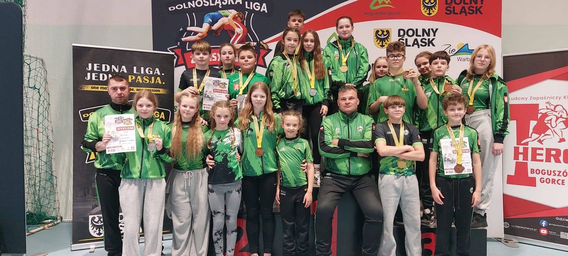 ZKS Gogolin z medalową lawiną! 16 krążków w Dolnośląskiej Lidze Zapaśniczej – młodzi zawodnicy podbili turniej Zawodnicy ZKS Gogolin z medalami podczas I Otwartych Zawodów Dolnośląskiej Ligi Zapaśniczej w Boguszowie-Gorcach
