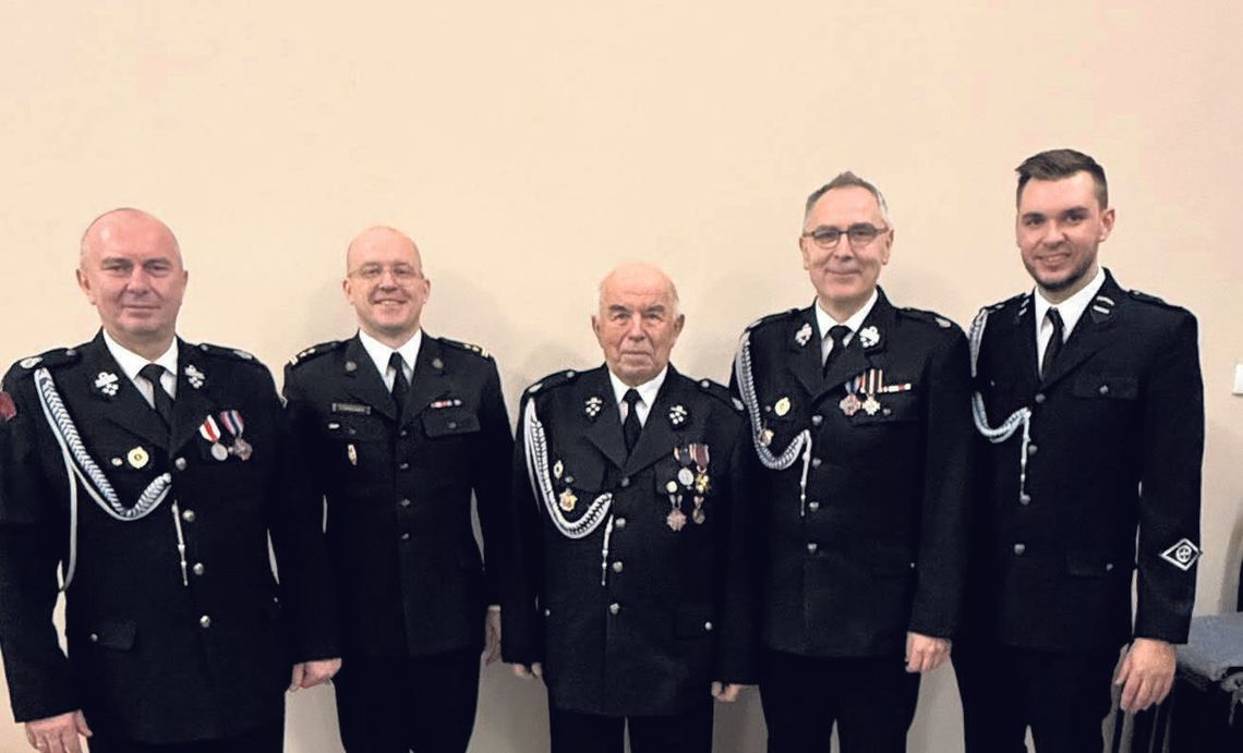 Zmiana warty w szeregach krapkowickich strażaków. Honorowe tytuły dla zasłużonych druhów