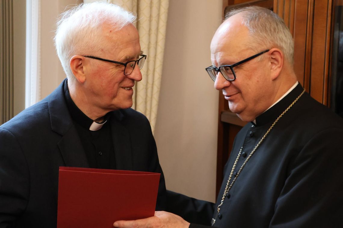 Zmiany księży w powiecie krapkowickim. Nowy proboszcz w Malni, wikariusz w Zdzieszowicach i rezydent w Strzeleczkach Biskup Andrzej Czaja dziękuje ks. Hubertowi Sklorzowi za proboszczowską posługę w Malni.