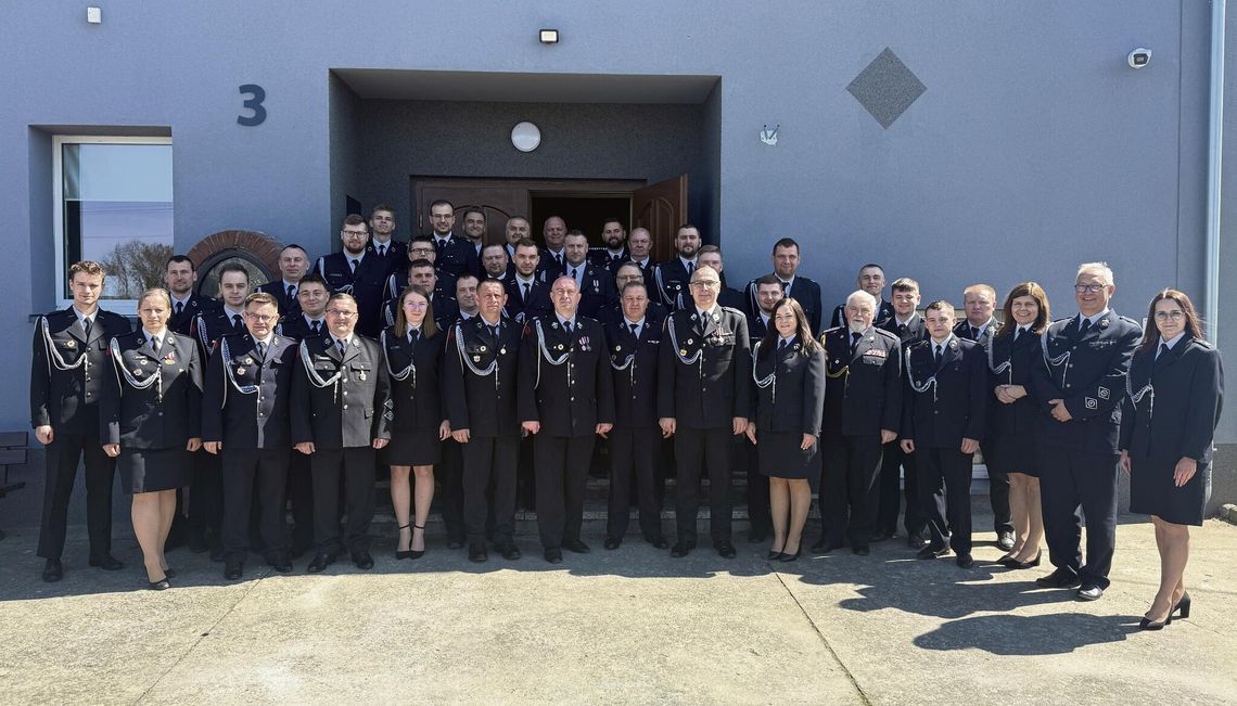 Delegaci OSP podczas Zjazdu Miejsko‑Gminnego w Ściborowicach wybierający nowe władze oddziału