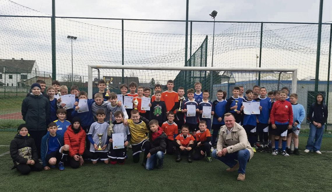 Młodzi piłkarze podczas Zawodów o Puchar Burmistrza Strzeleczek na boisku SP Strzeleczki