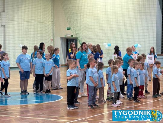 Niebieskie Igrzyska w hali sportowej w Otmęcie – dzieci z krapkowickich szkół i przedszkoli biorą udział w integracyjnych konkurencjach sportowych