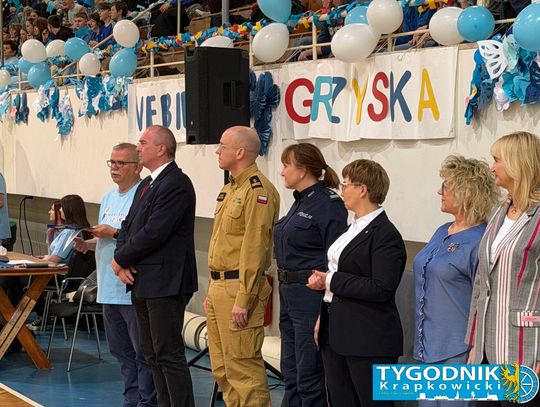 Niebieskie Igrzyska w hali sportowej w Otmęcie – dzieci z krapkowickich szkół i przedszkoli biorą udział w integracyjnych konkurencjach sportowych