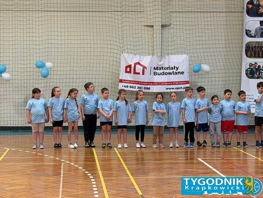 Niebieskie Igrzyska w hali sportowej w Otmęcie – dzieci z krapkowickich szkół i przedszkoli biorą udział w integracyjnych konkurencjach sportowych