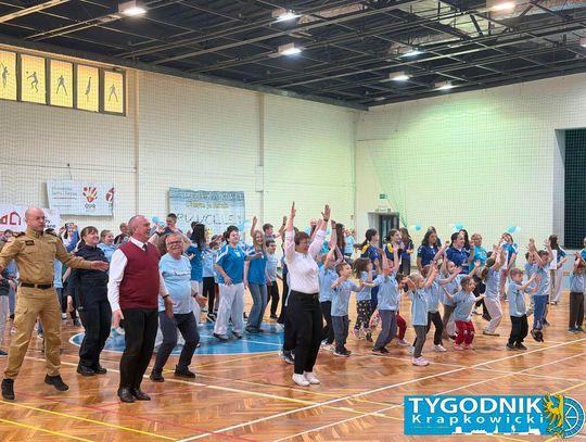Niebieskie Igrzyska w hali sportowej w Otmęcie – dzieci z krapkowickich szkół i przedszkoli biorą udział w integracyjnych konkurencjach sportowych