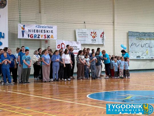 Niebieskie Igrzyska w hali sportowej w Otmęcie – dzieci z krapkowickich szkół i przedszkoli biorą udział w integracyjnych konkurencjach sportowych