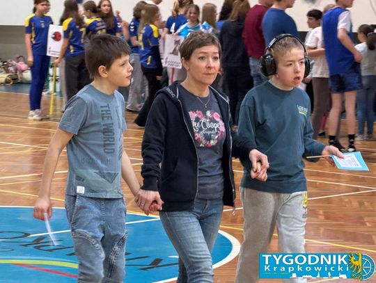 Niebieskie Igrzyska w hali sportowej w Otmęcie – dzieci z krapkowickich szkół i przedszkoli biorą udział w integracyjnych konkurencjach sportowych