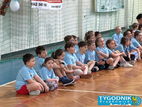 Niebieskie Igrzyska w hali sportowej w Otmęcie – dzieci z krapkowickich szkół i przedszkoli biorą udział w integracyjnych konkurencjach sportowych
