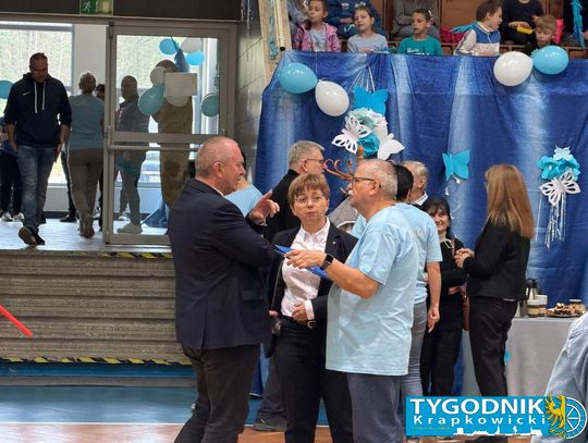 Niebieskie Igrzyska w hali sportowej w Otmęcie – dzieci z krapkowickich szkół i przedszkoli biorą udział w integracyjnych konkurencjach sportowych