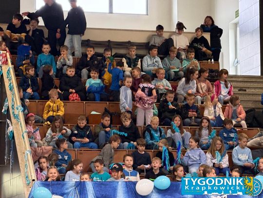 Niebieskie Igrzyska w hali sportowej w Otmęcie – dzieci z krapkowickich szkół i przedszkoli biorą udział w integracyjnych konkurencjach sportowych