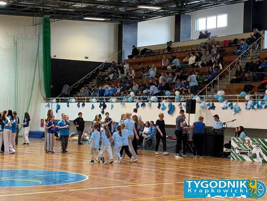 Niebieskie Igrzyska w hali sportowej w Otmęcie – dzieci z krapkowickich szkół i przedszkoli biorą udział w integracyjnych konkurencjach sportowych