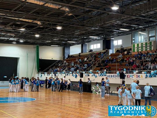 Niebieskie Igrzyska w hali sportowej w Otmęcie – dzieci z krapkowickich szkół i przedszkoli biorą udział w integracyjnych konkurencjach sportowych